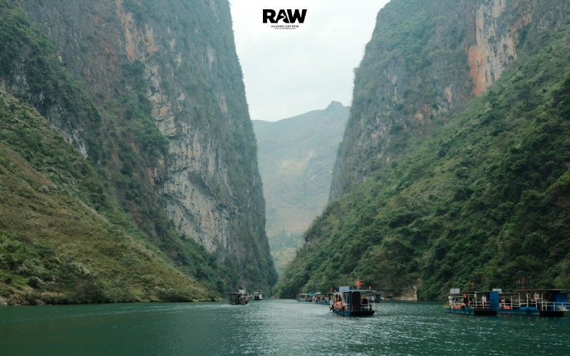 Nho Que River looks like a soft green silk