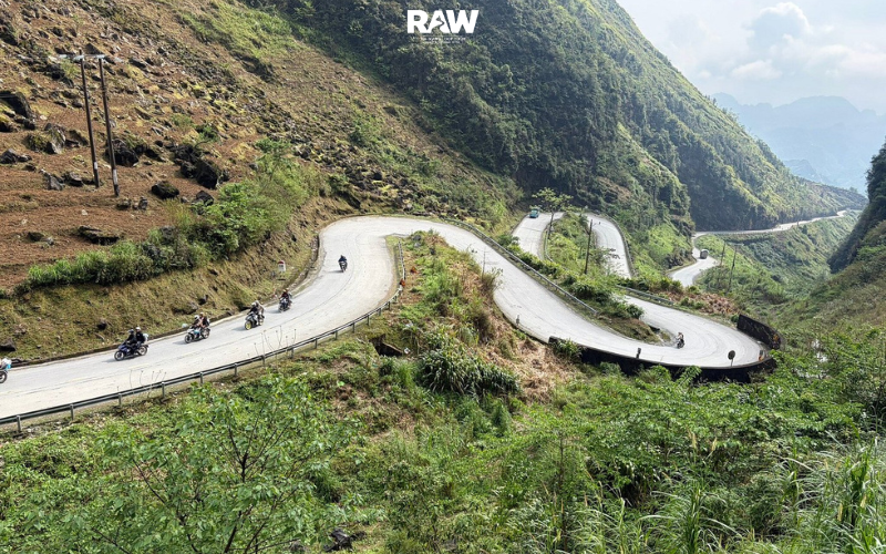 Tham Ma pass emains one of the most popular photo stops on the way to Dong Van